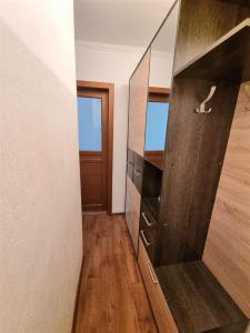 Zimmer mit einem Schrank und Holzboden in der Unterkunft 1-комн центр, 45 квартал, Вокзал, Бухар-Жырау 69 in Qaraghandy