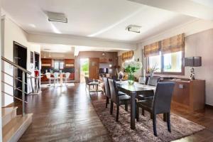 Un comedor y una sala de estar con mesa y sillas. en Villa Anemos, en Nauplia