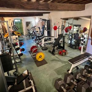 una vista aérea de un gimnasio con pesas y equipos de ejercicios en Podere il Casone, en Serravalle Pistoiese