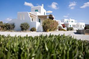 a view of a house with white buildings at Ploes Seaside Houses in Plaka