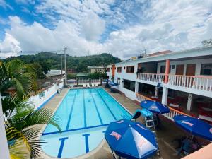 Bazén v ubytování Hotel Caribe La Vega nebo v jeho okolí