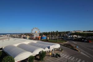 an aerial view of a amusement park with a ferris wheel at Ohana Holiday Rooms in Rosolina Mare +16 photos