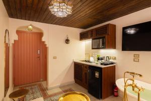 uma pequena cozinha com um lavatório e um fogão em The Majestic Marrakesh Studio Cairo's Downtown no Cairo