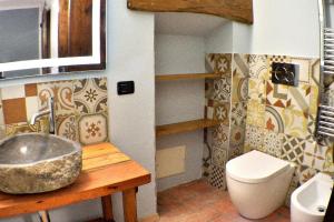 bagno con lavandino e servizi igienici di b&b CASCINA SORTINA Country House a Ozzano Monferrato