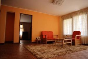 a living room with two chairs and a table at Departamentos independientes en Zona central in La Paz