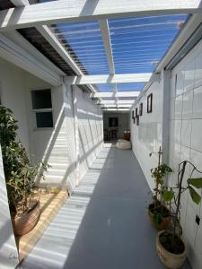 um corredor de um edifício com tecto e visor de sol em Acogedor bungalow house en barrio residencial em Puerto Montt