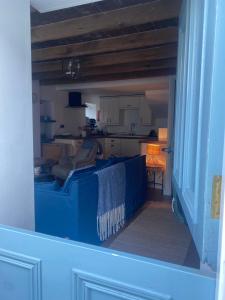 Blick auf einen Raum mit Küche und Wohnzimmer in der Unterkunft Shrimp Cottage - 3 bed renovated cottage with stunning sea views in Staithes