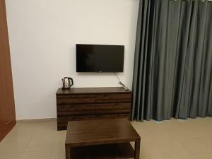 TV i/ili multimedijalni sistem u objektu Studio Apartment Ajman