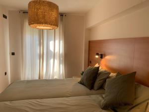 - une chambre avec un lit et un lustre dans l'établissement Allegria Nevada CAR, à Sierra Nevada