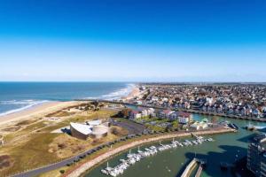 Een luchtfoto van Foch, proximité immédiate plage-port-commerces