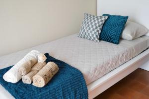 un letto con due asciugamani e cuscini sopra di Le Case di Sonia DEL CORSO CIV 25 Fucecchio a Fucecchio