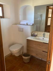 y baño con aseo y lavamanos. en Lodge - Le Clos Devançon, en Gréoux-les-Bains