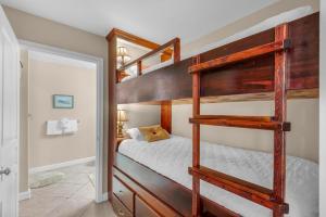 ein Schlafzimmer mit Etagenbetten in einem Haus in der Unterkunft Beach Resort 310 in Destin