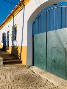 uma grande porta verde num edifício branco em Às Portas da Vila em Monsaraz