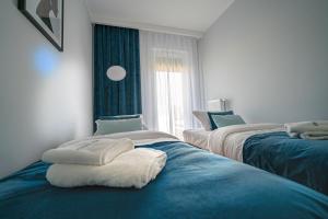 two beds sitting next to each other in a bedroom at Apartament w Cieplicach 7 Relax in Jelenia Góra