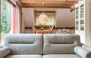 uma sala de estar com um sofá e uma mesa em 2 Bedroom Gorgeous Home In Rekem-lanaken em Bovenwezet