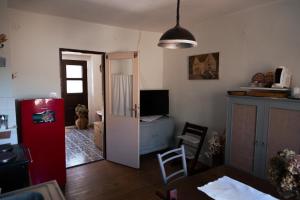Brod Moravice的住宿－Apartment "Johana"，客厅配有红色冰箱和桌子