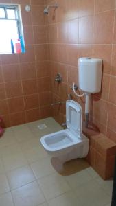uma casa de banho com WC com assento para cima em Aashraay Bungalow em Kārle