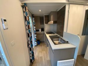 Camping 4 étoiles Les Fougères的厨房或小厨房