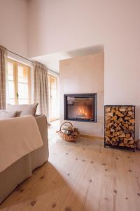 ein Wohnzimmer mit einem Kamin und einem Sofa in der Unterkunft Hallerwirt Homes in Aurach bei Kitzbuhel