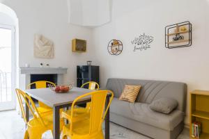 A seating area at Bianco Sale Holiday Home - Seaview Terraces