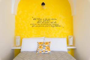 A bed or beds in a room at Bianco Sale Holiday Home - Seaview Terraces