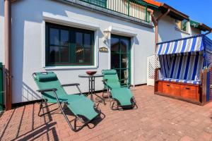a group of chairs and a table on a patio at Auszeit auf Insel Usedom in Garz