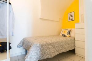 A bed or beds in a room at Bianco Sale Holiday Home - Seaview Terraces