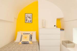 A bed or beds in a room at Bianco Sale Holiday Home - Seaview Terraces