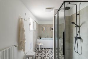A bathroom at Bianco Sale Holiday Home - Seaview Terraces