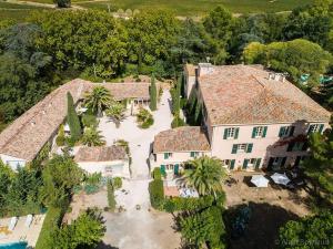 nad głową duży dom z palmami w obiekcie Pézenas Cottage avec terrasse et jardin 1 chambre et 1 mezzanine au coeur d'un domaine avec 2 piscines w mieście Alignan-du-Vent