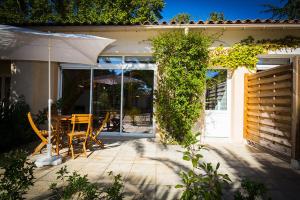 Ogród w obiekcie Pézenas Cottage avec terrasse et jardin 1 chambre et 1 mezzanine au coeur d'un domaine avec 2 piscines