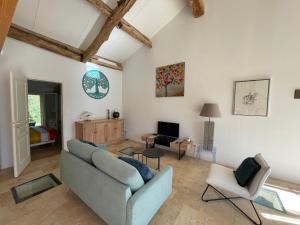 Posedenie v ubytovaní Pézenas Cottage avec terrasse et jardin 1 chambre et 1 mezzanine au coeur d'un domaine avec 2 piscines