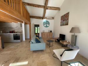 Kuchnia lub aneks kuchenny w obiekcie Pézenas Cottage avec terrasse et jardin 1 chambre et 1 mezzanine au coeur d'un domaine avec 2 piscines