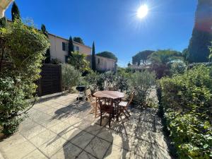 Ogród w obiekcie Pézenas Cottage avec terrasse et jardin 1 chambre et 1 mezzanine au coeur d'un domaine avec 2 piscines