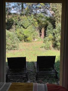 Ogród w obiekcie Pézenas Cottage avec terrasse et jardin 1 chambre et 1 mezzanine au coeur d'un domaine avec 2 piscines