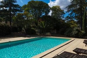Basen w obiekcie Pézenas Cottage avec terrasse et jardin 1 chambre et 1 mezzanine au coeur d'un domaine avec 2 piscines lub w pobliżu