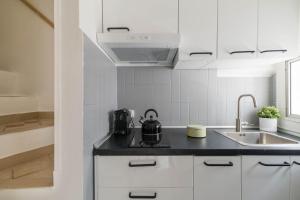 A kitchen or kitchenette at Bianco Sale Holiday Home - Seaview Terraces