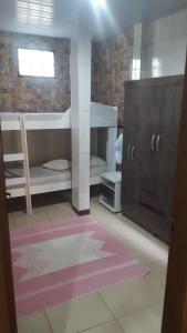 ブジオスにあるCasa Temporadaの二段ベッドが2つと窓のある部屋