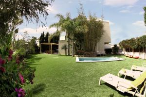 un patio con sillas y una piscina en VillaSpa en Alcúdia