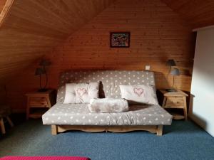 una camera da letto con un letto con cuscini sopra di Location à la Montagne avec piscine été / hiver vg23 a Saint-François-Longchamp