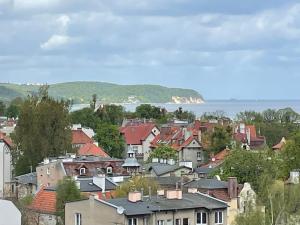 a view of a town with houses and the water at Apartament Karlikowska z widokiem na morze in Sopot