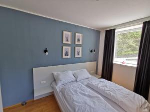 Postel nebo postele na pokoji v ubytování Design Apartments mit Pool und fantastischem Ausblick