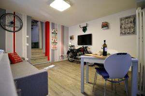 a living room with a table and a bike on the wall at Il Turista a Pedali in Ceva