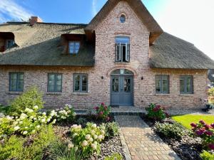 a brick house with a grass roof at Frigga in Nieblum