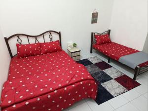 a bedroom with a red bed and a bench at Homestay Jerantut Sincerelyat in Jerantut
