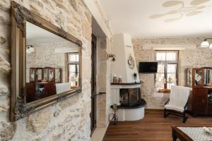 KrousónKrouson Mansion的带镜子的石墙客房