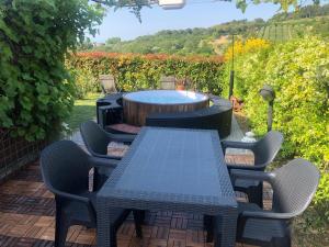 a table and chairs on a patio with a tree stump at Appartamento Valentina: relax e natura in Sirolo