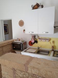 een keuken met een wastafel en een aanrecht bij E case tu Bertu in Marina di Mancaversa