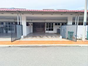 a house with a gate in front of it at Homestay Jerantut Sincerelyat in Jerantut